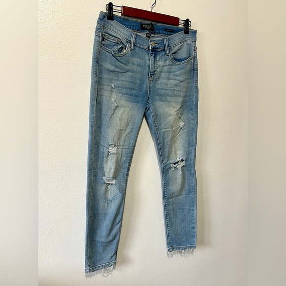 Judy Blue Light Wash Skinny Fit Distressed Jean - 11/30 - Picture 8 of 14